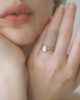 Aurora petite Solitaire - Emerald Cut Diamond - White Gold
