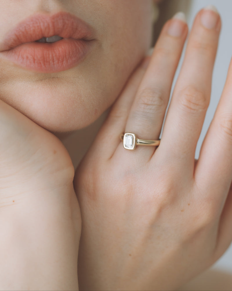 Aurora petite Solitaire - Emerald Cut Diamond - White Gold