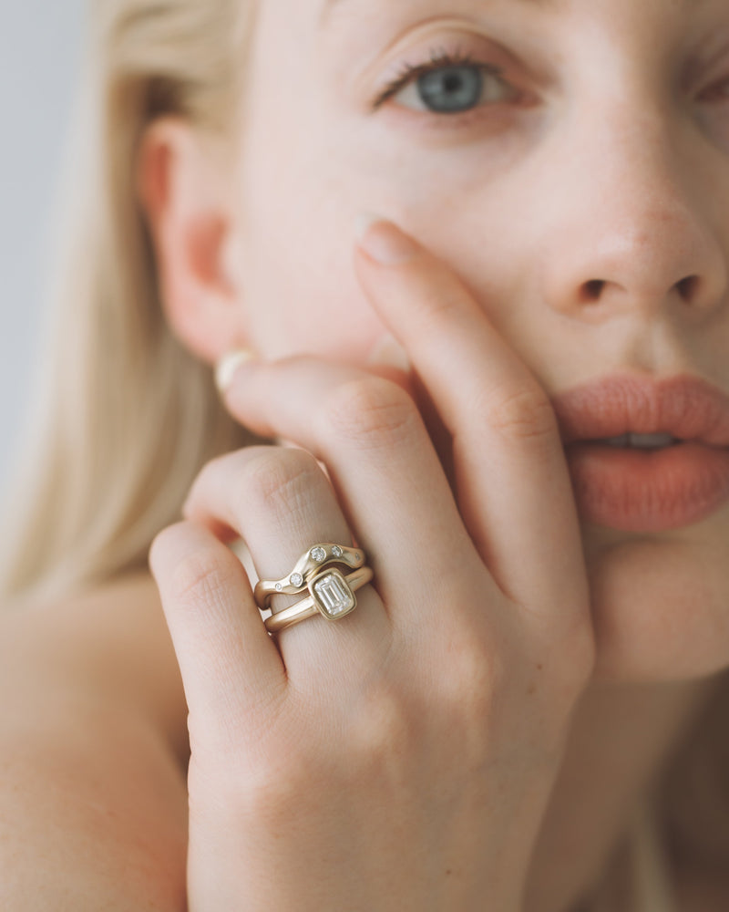 Aurora petite Solitaire - Emerald Cut Diamond - Yellow Gold