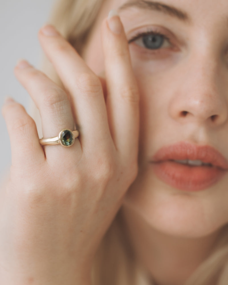 Névé Solitaire - Oval Parti Sapphire - Yellow Gold