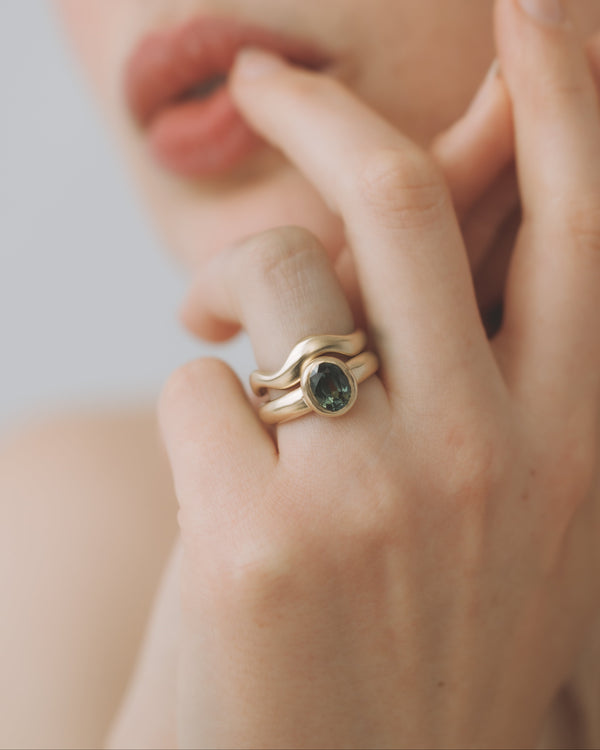 Névé Solitaire - Oval Parti Sapphire - Yellow Gold