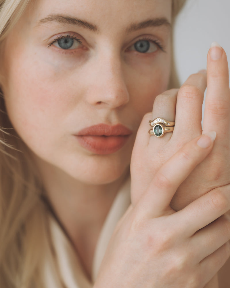 Névé Solitaire - Oval Parti Sapphire - White Gold