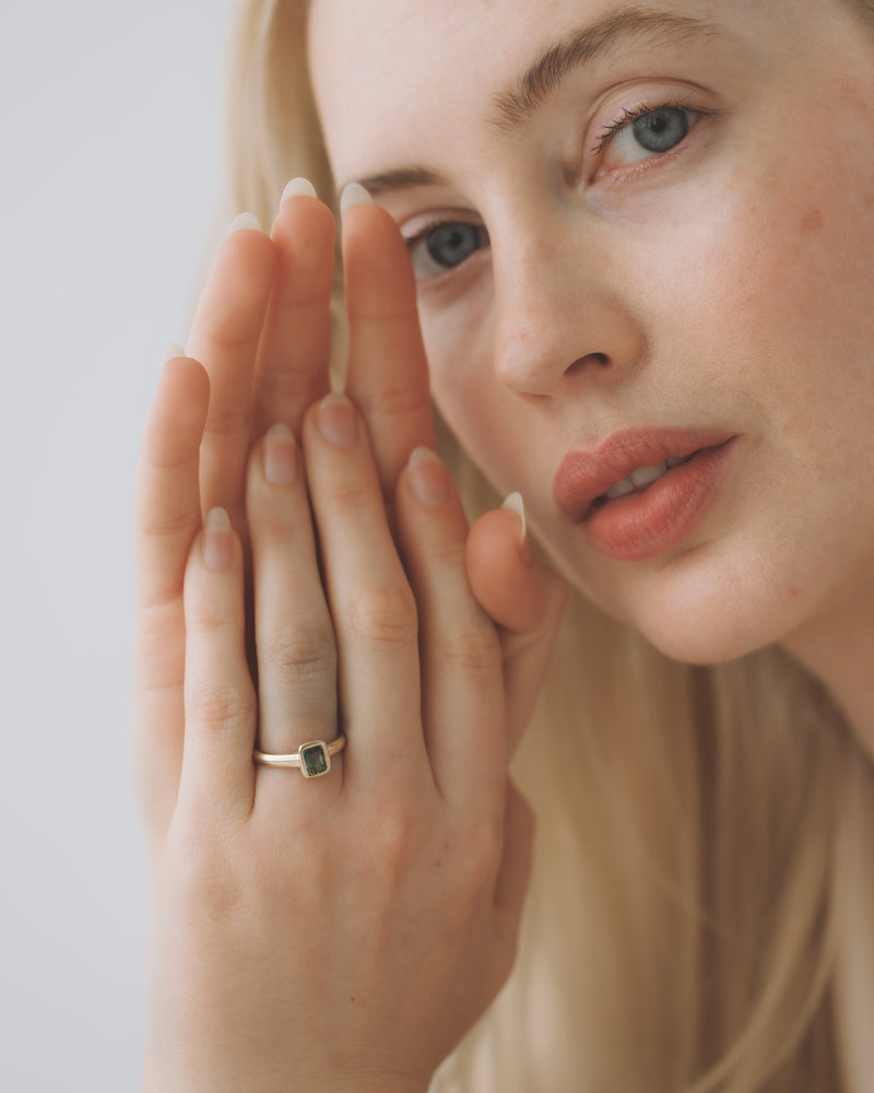 Aurora petite Solitaire - Emerald Cut Parti Sapphire - Yellow Gold