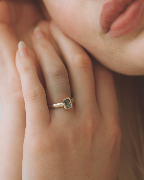 Aurora petite Solitaire - Emerald Cut Parti Sapphire - Yellow Gold