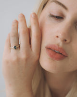 Néve petite Solitaire - Oval Parti Sapphire - Yellow Gold