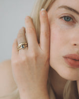 Néve petite Solitaire - Oval Parti Sapphire - Yellow Gold