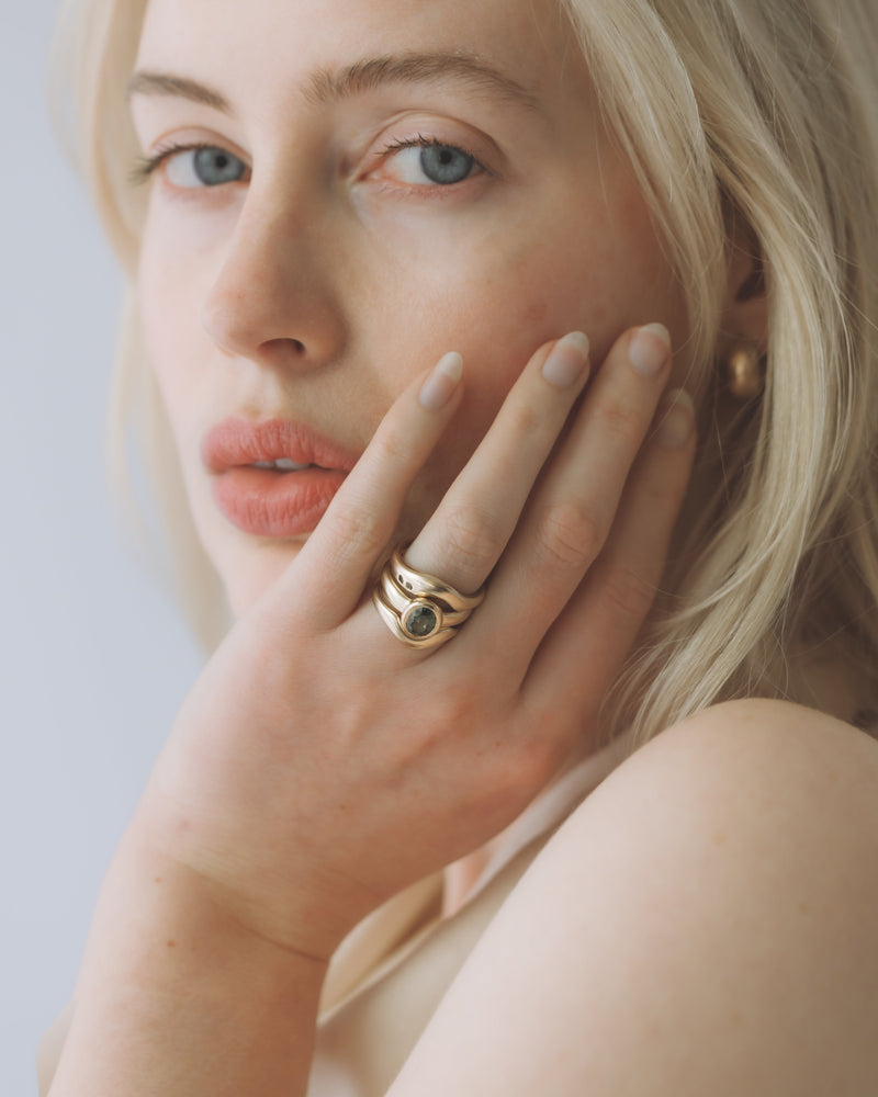 Névé Solitaire - Oval Parti Sapphire - Yellow Gold