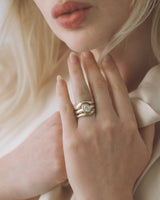 Névé Solitaire - Oval Diamond - Yellow Gold