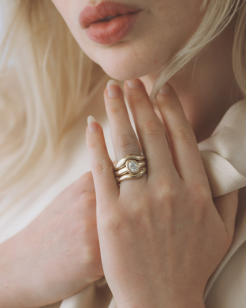 Névé Solitaire - Oval Diamond - Yellow Gold