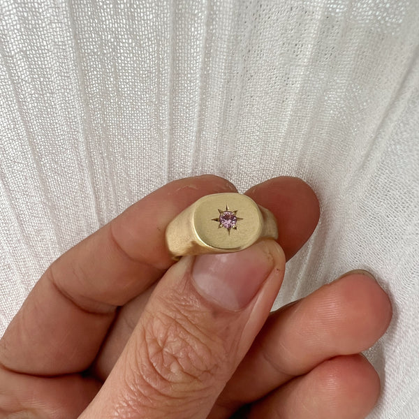 Round pink sapphire signet gold - size R - ready to ship