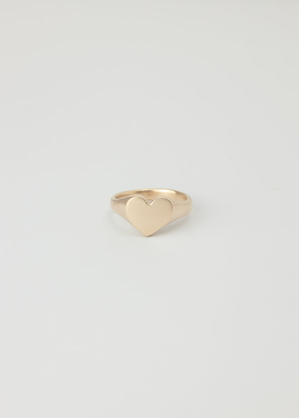 Mini love heart signet ring gold