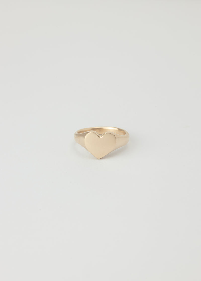 Mini love heart signet ring gold