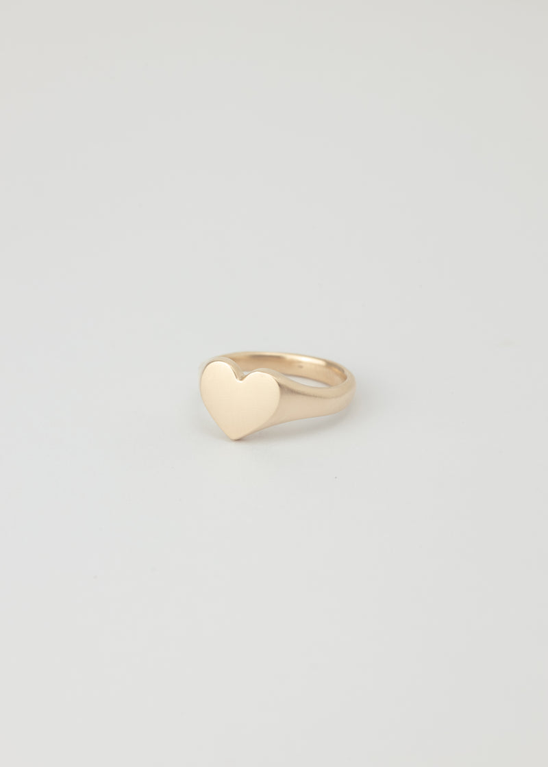 Mini love heart signet ring gold