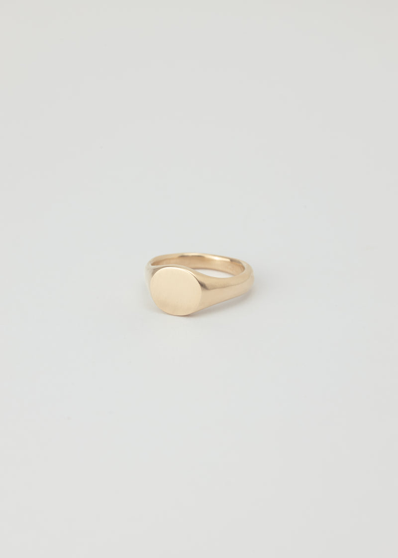 Mini round signet ring gold