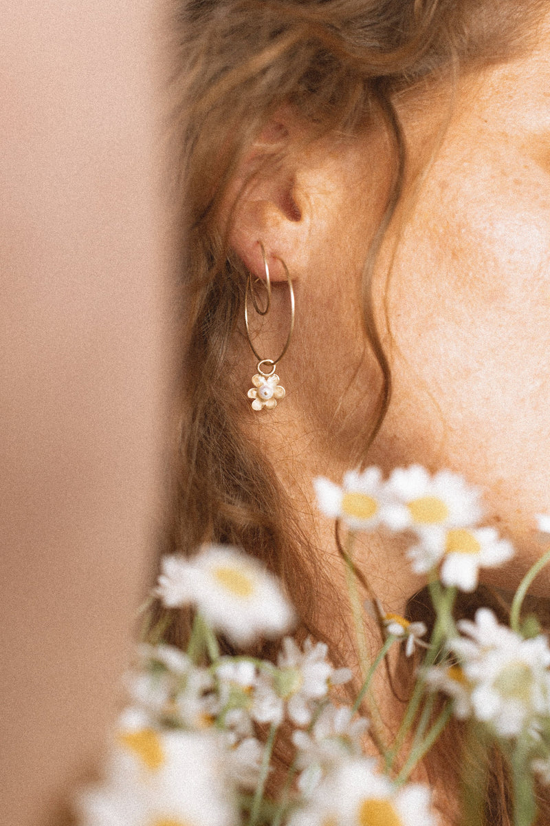 Mix + Match - one Marguerite charm or hoop gold