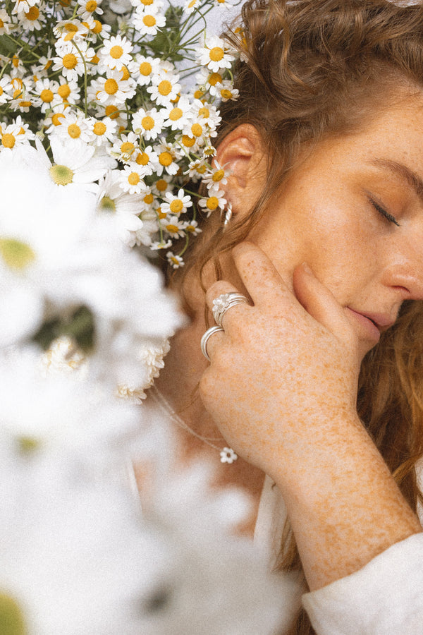 Daisy chain band silver