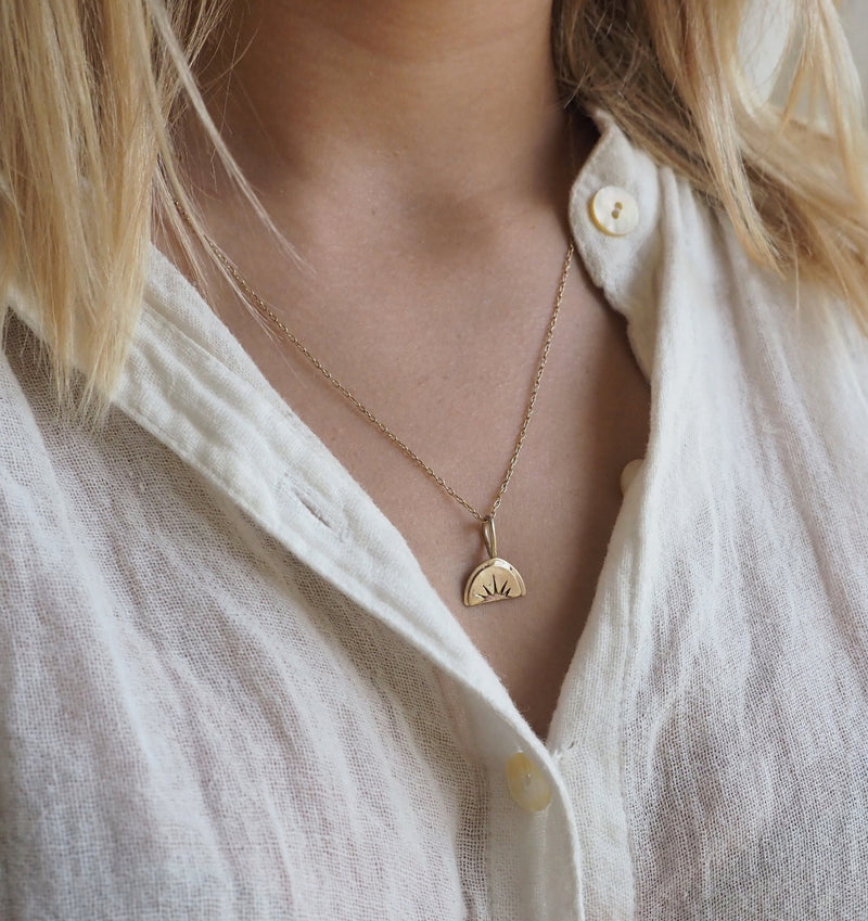 Sunrise necklace gold