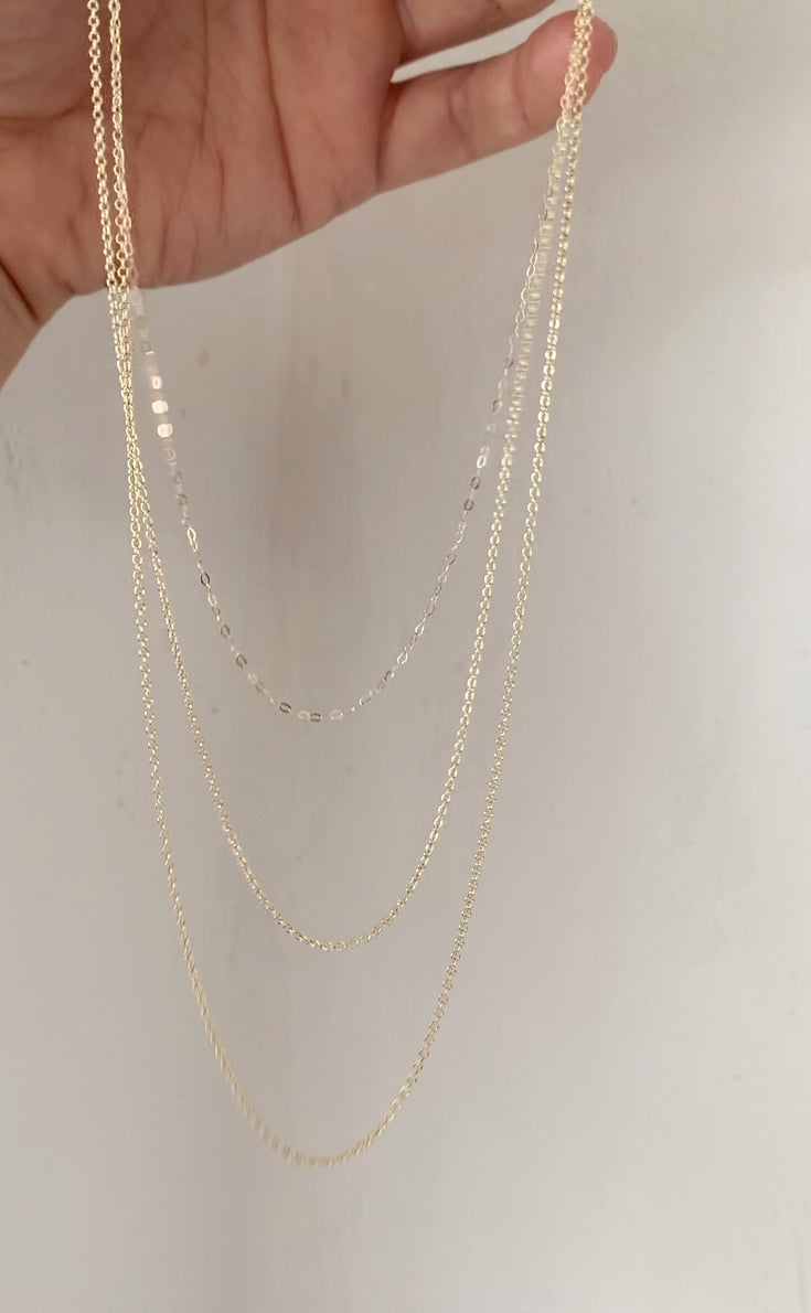 Very fine gold chains (1mm)